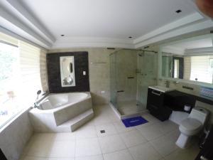 y baño con bañera, ducha y aseo. en Sky Club Eco Hotel, en Belén de Umbría