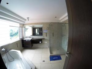 ein Bad mit einer Dusche und einem Waschbecken in der Unterkunft Sky Club Eco Hotel in Belén de Umbría