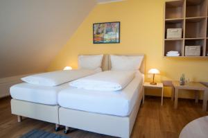 Rúm í herbergi á Hotel Elbblick Garni