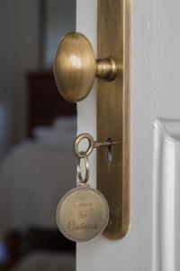 a key chain is attached to a door at Casa do Outeiro in Sobradelo da Goma