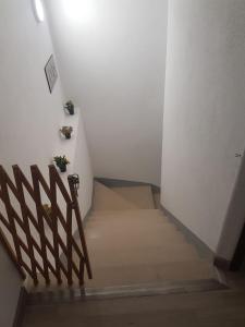 escalera con barandilla de madera y escalera en Casa dos Avós e Netos en Fundão