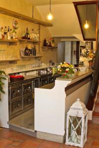 una gran cocina con encimera en una habitación en La Locanda dei Gagliardi en Lugo