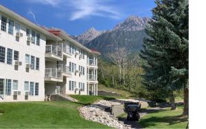 uma vista para um edifício com montanhas ao fundo em Mountain View Resort and Suites at Fairmont Hot Springs em Fairmont Hot Springs