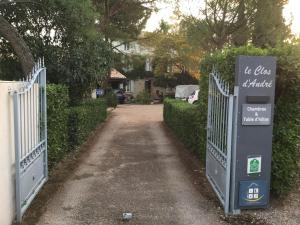 Ein Tor mit einem Schild, auf dem steht, dass man in der Nähe eines Hauses ist. in der Unterkunft Le clos d'André in Castelnaudary