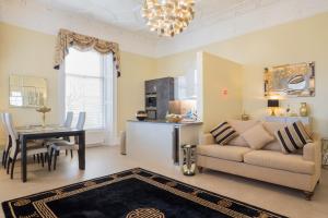 uma sala de estar com um sofá e uma mesa em Marks At The Manor Luxury Riverside Apartments - Sleeps up to 4, with Parking and Sky TV em Aberdeen