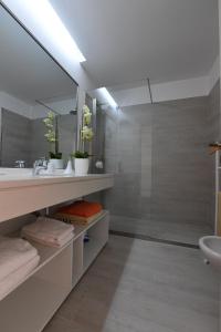 a bathroom with a sink and a mirror at Villa Jasmineiro in Funchal