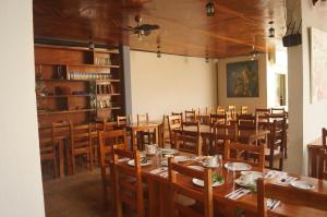 une salle à manger avec des tables et des chaises en bois dans l'établissement Axkan Arte Hotel Tuxtla, à Tuxtla Gutiérrez