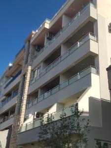 un immeuble d'appartements avec balcon sur le côté dans l'établissement Apartments Stević - Monaco, à Budva