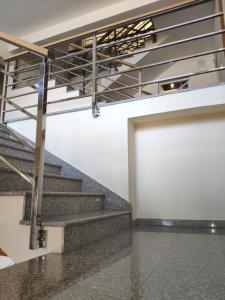 eine Treppe in einem Gebäude mit einer weißen Wand in der Unterkunft Apartments Stević - Monaco in Budva