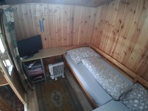 Cottage Košice with heating - Chatka Košice s vykurovaním房間的床