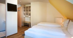 Rúm í herbergi á Hotel Elbblick Garni