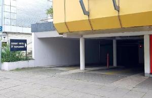 un garaje con una señal de estacionamiento frente a un edificio en Hotel Vi Vintage S-Weilimdorf, en Stuttgart-Weilimdorf