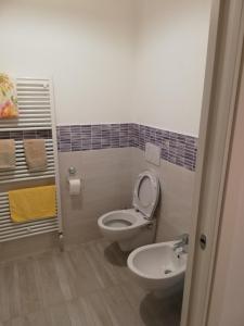 łazienka z toaletą i umywalką w obiekcie B&B RIPALTA w mieście Sogliano al Rubicone +37 zdjęć