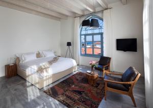 Cama ou camas em um quarto em The Efendi Hotel Akko