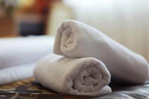 um animal de toalha sentado em cima de uma cama em Hotel Kardial em Teslic