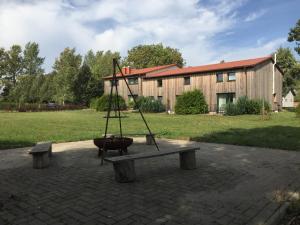 un parque con un columpio, un banco y un edificio en Haus Zweischlaefer, en Dreschvitz