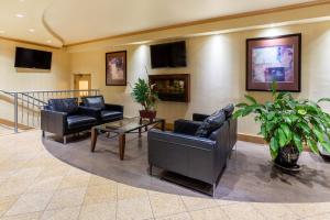 Seating area sa Ramada by Wyndham Coquitlam