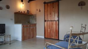 una sala de estar con una puerta de madera y una silla en Antigua Fonda Duplex Studio en Concepción del Uruguay