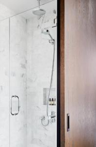 baño con ducha y puerta de cristal en Walker Hotel Tribeca en Nueva York