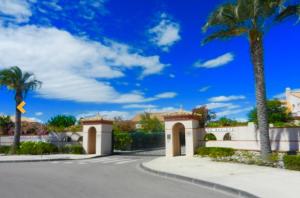 une villa avec des palmiers et une allée dans l'établissement les reflets, à Saint Cyprien Plage