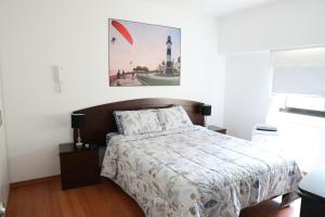 1 dormitorio con 1 cama y una foto en la pared en Miraflores4Rent Sisley, en Lima