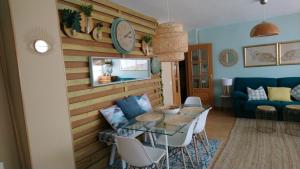 ein Wohnzimmer mit einem Tisch und einem blauen Sofa in der Unterkunft El Escondite del Cierzo in Saragossa