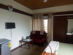 TV a/nebo společenská místnost v ubytování Jackson Guesthouse Anomabo