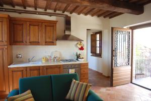 A kitchen or kitchenette at I Casali Di Colle San Paolo