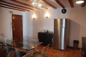 einen großen metallischen Kühlschrank in einem Zimmer mit einem Tisch in der Unterkunft Riojano y Coqueto in Logroño