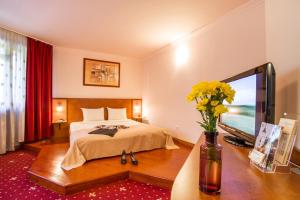 A bed or beds in a room at Hotel Villa Boyana - Free Parking