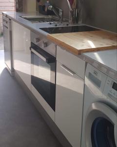 ルーアンにあるCarré Saint-Gervais Rouen centreのキッチン(コンロ、洗濯機付)