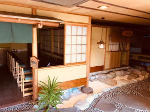 una sala de estar con una habitación grande con aire acondicionado en Matsushima Koumura en Matsushima