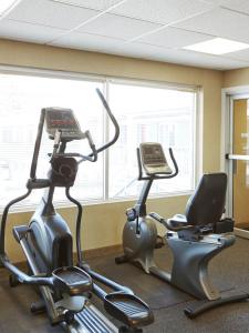 Fitness centrum a/nebo fitness zařízení v ubytování Carlton Inn Midway