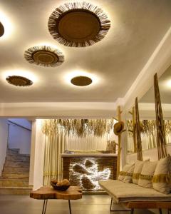 sala de estar con sofá y chimenea en Angelos Design Suites en Patitiri