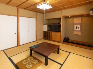 松島的住宿－Matsushima Koumura，一间带桌子的客厅和一间厨房
