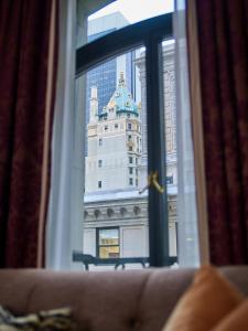 okno z widokiem na budynek w obiekcie 5th & 55th Residence Club w Nowym Jorku