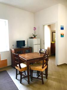 伊斯基亞的住宿－Casette sul Porto，餐桌、两把椅子和冰箱