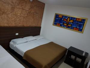 une chambre avec un lit et un tableau au mur dans l'établissement Zafara Hotel, à Santa Marta 94 autres photos