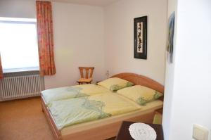 Ένα ή περισσότερα κρεβάτια σε δωμάτιο στο Landgasthof zur Quelle