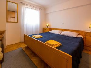 - une chambre avec un grand lit et 2 serviettes dans l'établissement Apartments Jasmina, à Crikvenica