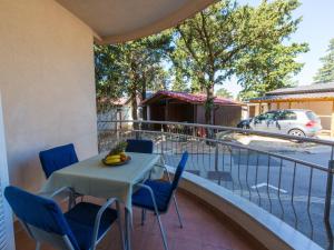 una mesa y sillas en el balcón de una casa en Apartments Villa Vanda, en Selce