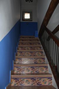un conjunto de escaleras con paredes azules y una ventana en Casa Rural Laura, en Villafeliche