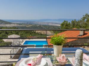 een uitzicht vanaf het balkon van een villa met een zwembad bij Apartment PEZ in Hreljin