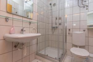 W łazience znajduje się umywalka, toaleta i prysznic. w obiekcie Apartments Adriatic 2 w Crikvenicy