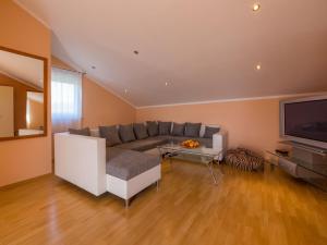 Ein Sitzbereich in der Unterkunft Apartments Alin