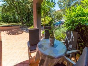 Ein Garten an der Unterkunft Apartments Alin