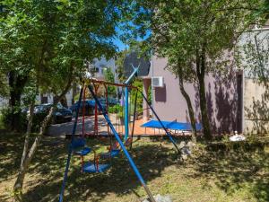 Ein Kinderspielbereich in der Unterkunft Apartments Alin