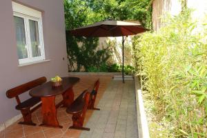Ein Garten an der Unterkunft Apartments Alin
