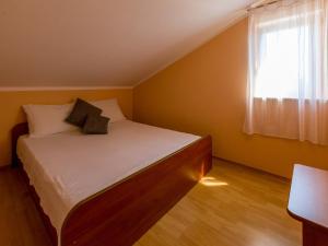 Ein Bett oder Betten in einem Zimmer der Unterkunft Apartments Alin