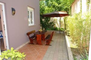 Ein Garten an der Unterkunft Apartments Alin